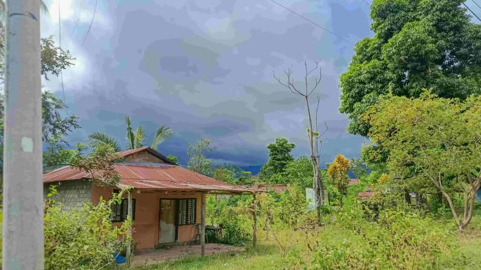 PEMBANGUNAN BENDUNGAN -- Potret rumah kosong yang sudah ditinggalkan oleh penghuninya. Pembangunan Bendungan Bulango Ulu menyebabkan masyarakat dari tiga desa bermigrasi.