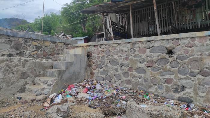 TUMPUKAN SAMPAH -- Potret sampah plastik hingga limbah rumah tangga terlihat di pesisir Kelurahan Pohe, Kecamatan Hulonthalangi, Kota Gorontalo. Sampah berserakan di kawasan wisata tangga 2.000, Minggu (8/2/2026).