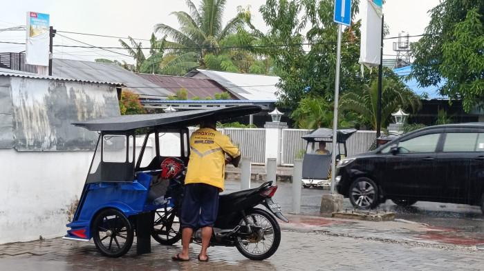 KENAIKAN BBM -- Potret sejumlah driver ojol di Kota Gorontalo, Kamis (11/6/2026). (Sumber Foto: TribunGorontalo.com/Jefri Potabuga)
