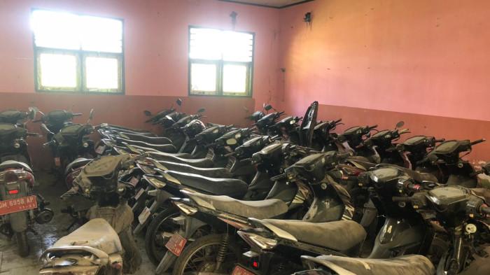LELANG ASET -- Potret sejumlah kendaraan roda dua aset Kota Gorontalo yang berada di ruang pengumpulan sementara di bekas sekolah SDN 68. Kebanyakan kendaraan tidak layak pakai.