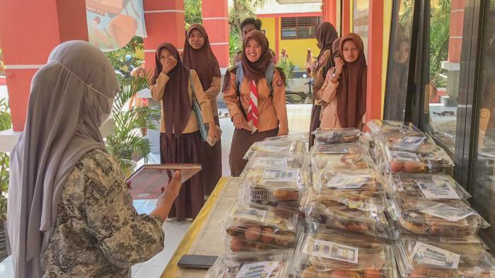 MENU MBG -- Potret siswa SMK Tridharma Gorontalo mengantre MBG. Para siswa mendapatkan MBG sebagai 'hadiah' untuk berbuka puasa.