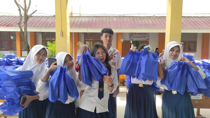 MAKAN BERGIZI GRATIS -- Potret siswa SMPN 1 Gorontalo sumringah menerima paket MBG, Senin (2/3/2026). MBG kali ini berisi makan ringan (snack).