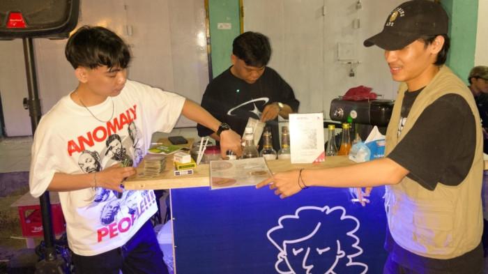 Potret tiga pemuda menyajikan kopi untuk pelanggan