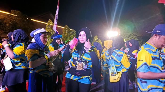 NIGHT RUN -- Potret tiga peserta Bercahaya Night Run di Kabupaten Gorontalo Utara, Rabu malam (17/12/2025). Peserta antusias mengikuti lomba. (Sumber foto: TribunGorontalo.com/Jefri)