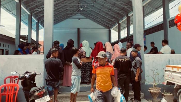 PASAR MURAH -- Potret warga membeli bahan pokok di pasar murah, Rabu (25/2/2026). Pemkab Gorontalo menggelar pasar murah di Desa Hulawa, Kecamatan Telaga, Kabupaten Gorontalo.