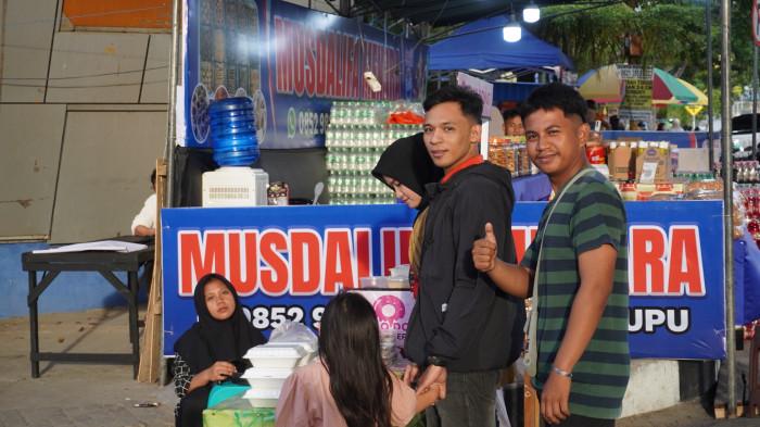 Potret warga membeli takjil di Menara Keagungan Limboto