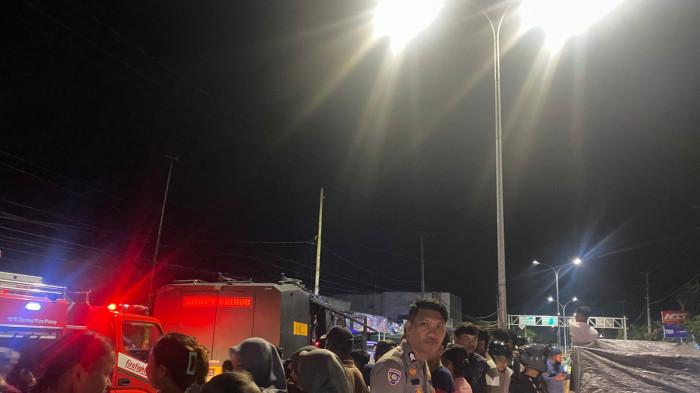 Potret warga menyaksikan rumah yang terbakar di Isimu Selatan