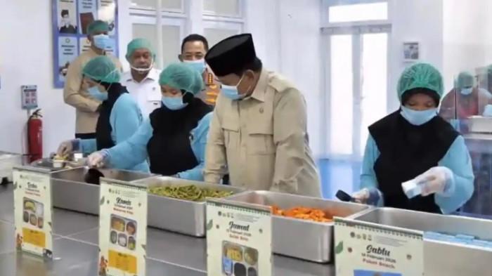 SPPG POLRI - Presiden Prabowo Subianto mengecek Satuan Pelayanan Pemenuhan Gizi (SPPG) Polri dan Gudang Ketahanan Pangan di Palmerah, Jakarta Barat, pada Jumat (13/2/2026).  Prabowo puas resmikan 1.179 SPPG Polri. Program dapur umum dukung MBG ini disebut peran strategis Polri untuk gizi dan ketahanan pangan.