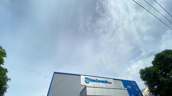 PRAKIRAAN CUACA BESOK - Potret kondisi cuaca Kamis 26 Februari 2026 terpantau cerah berawan pada 15.30 Wita. Prakiraan cuaca Gorontalo besok Jumat (27/2/2026) diprediksi berawan hingga hujan ringan di sebagian wilayah.