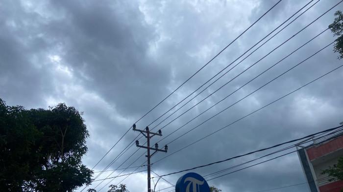 PRAKIRAAN CUACA BESOK - Potret kondisi cuaca Kamis 5 Maret 2026 di Kota Gorontalo pada pukul 13.40 Wita. Prakiraan cuaca Gorontalo besok, Jumat 6 Maret 2026. BMKG memprediksi sebagian besar wilayah berpotensi hujan ringan dengan suhu 22–33°C.-