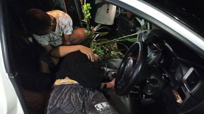 Pria di Polman Ditemukan Tewas di Dalam Mobil xc