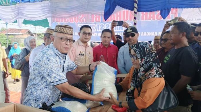 PASAR MURAH -- Bupati Gorontalo Sofyan Puhi dan Wakil Bupati Tonny Junus saat meluncurkan program Pasar Murah Bersubsidi (Paras ST) 2026. Program ini dijadwalkan menyasar 19 kecamatan sebagai bentuk realisasi komitmen pemerintah daerah kepada masyarakat.