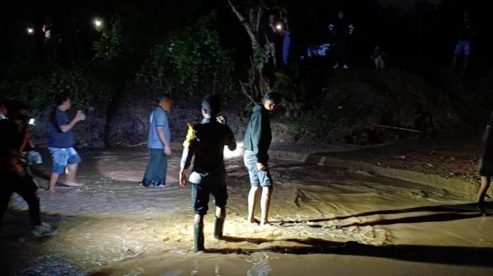 ORANG HANYUT -- Potret pencarian korban hanyut di Sungai Desa Motoduto, Kecamatan Boliyohuto, Kabupaten Gorontalo, Provinsi Gorontalo, Sabtu (4/1/2026). Dua warga Ambara dikabarkan hanyut.