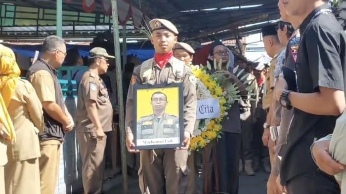 Prosesi pemakaman anggota Satpol Pp