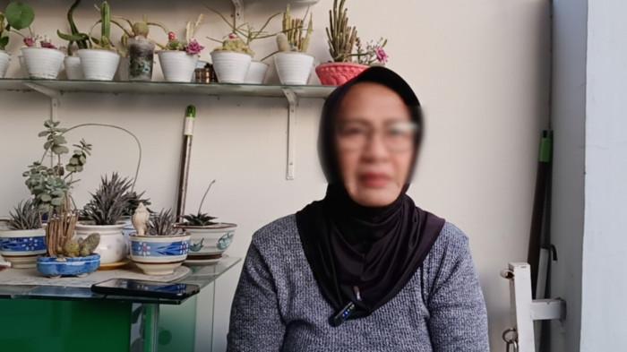 SISWA DIKEROYOK -- R, orang tua siswa SMA di Kota Gorontalo saat diwawancarai TribunGorontalo.com, Sabtu (24/1/2026). R bercerita tentang anaknya yang diduga dikeroyok oleh tiga remaja perempuan. (Sumber foto: TribunGorontalo.com/Jefri Potabuga)