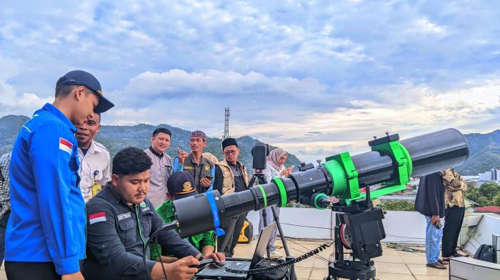 RAMADAN -- Petugas melakukan penyetelan alat pemantau hilal menjelang waktu magrib dalam kegiatan