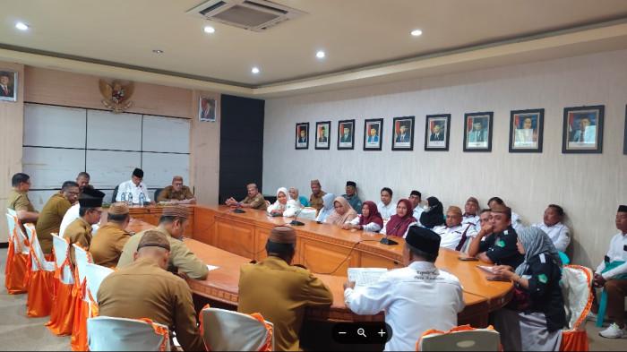 RAPAT EVALUASI -- Wakil Bupati Boalemo didampingi Sekretaris Daerah