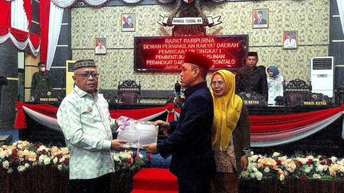 RAPAT PARIPURNA – Bupati Gorontalo, Sofyan Puhi, saat memberikan sambutan
