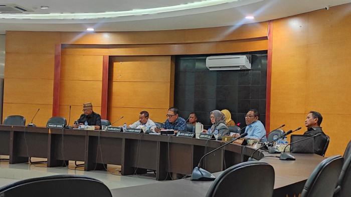 RAPAT -- Rapat Komisi II DPRD Provinsi Gorontalo bersama mitra kerja,