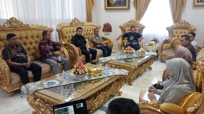 RAPAT -- Suasana rapat pembahasan pembangunan Masjid Raya Gorontalo Islamic Center yang dipimpin oleh Gubernur Gusnar Ismail di rumah jabatan gubernur, Jumat (12/9/2025).
