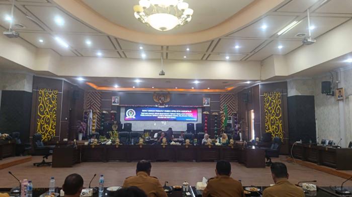 RDP -- Rapat dengar pendapat di DPRD Kota Gorontalo terkait masalah bisnis ayam petelur.