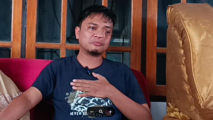RUMAH DUKA--Reza Mustaki, adik dua korban meninggal kecelaan di Minsel ceritakan detik-detik ia menerima kabar kecelakan. Wawancara dilakukan di rumahnya di JDS Kota Gorontalo, Senin (17/3/2026). 