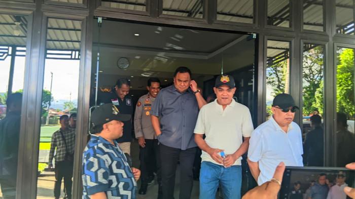 DATANGI POLDA -- Rachmat Gobel (pria berkemeja abu-abu) mendatangi Polda Gorontalo pada Selasa (16/12/2025). Rachmat Gobel menyaksikan restorative justice terkait kasus penganiayaan Mikson Yapanto.