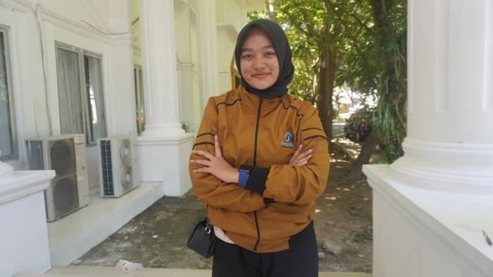 PERAN SAKA — Rafiqa Rahmah saat ditemui TribunGorontalo.com di Gedung Kasmat Lahay, Limboto, Gorontalo, Sabtu (1/11/2025). Mahasiswa Aceh akan mengikuti Peran Saka Nasional Gorontalo 2025.