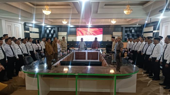 Rapat assessment calon Camat dihadiri oleh Sekretaris Daerah kabupaten Gorontalo, Dokter Jiwa, Kepala BKPSDM Kabupaten Gorontalo, para asisten, sejumlah toko adat, hingga tim kerja Bupati, serta seluruh peserta assessment.