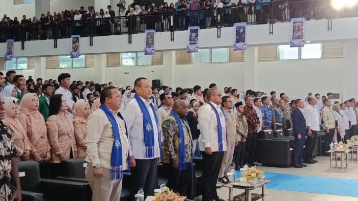 Rektor UNG, Eduart Wolok menyambut kedatangan Menteri