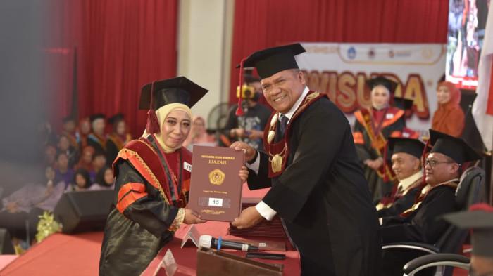 Rektor UNG Prof  Eduart Wolok Wisuda 88888