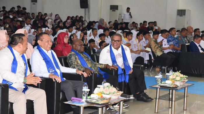 KUNJUNGAN MENTERI HAM - Rektor UNG Prof. Eduart Wolok bersama Menteri HAM RI Natalius Pigai dalam acara penguatan kapasitas HAM di Universitas Negeri Gorontalo, Kamis (01/04/2026). Kunjungan ini menjadi langkah nyata UNG untuk terus mendorong terciptanya lingkungan akademik yang inklusif, berkeadilan, dan bebas dari diskriminasi.