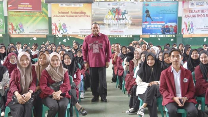 SNBP UNG - Rektor UNG, Prof. Eduart Wolok, bersama para mahasiswa. Sebanyak 1.984 pendaftar dari total 5.305 peserta dinyatakan lolos seleksi SNBP 2026 di Universitas Negeri Gorontalo dan akan mengisi 63 program studi yang tersedia. (Foto: Dok. UNG)