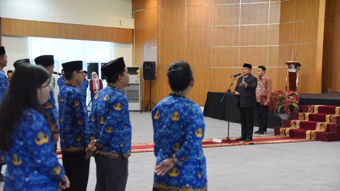Rektor UNG, Prof. Eduart Wolok, memimpin pelantikan pejabat fungsional
