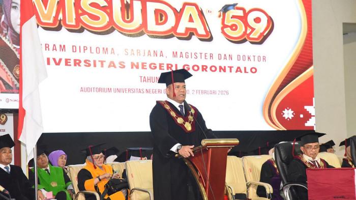 Rektor UNG, Prof. Eduart Wolok, menyampaikan sambutan pada Wisuda ke-59
