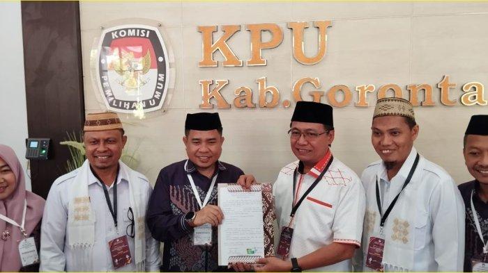 Calon Bupati-Wakil Bupati Gorontalo Roni Sampir dan Adnan Entengo Resmi Daftar ke KPU