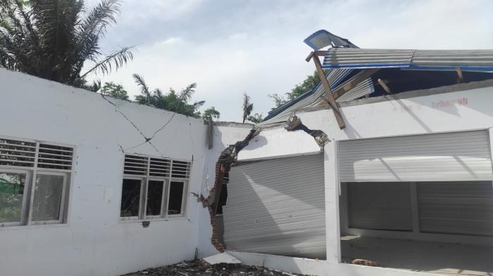 SEKOLAH RUSAK -- Ruang kelas di SMP Negeri 1 Tilango, Kabupaten Gorontalo, masih tampak rusak. Sekolah ini sudah enam bulan sejak insiden pohon tumbang pada September 2025 lalu, Senin (9/3/2026).