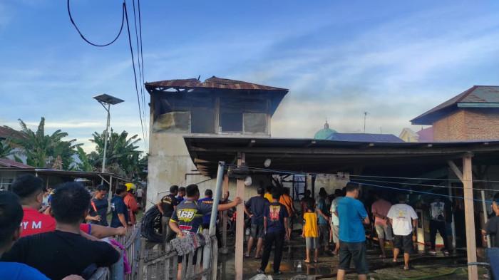 KEBAKARAN RUMAH -- Rumah berlantai dua terbakar pada Jumat (6/3/2026). Hampir seluruh perabotan dan aset di dalam rumah tidak sempat diselamatkan.