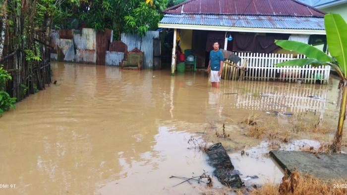 Rumah warga tergenang banjir bandang