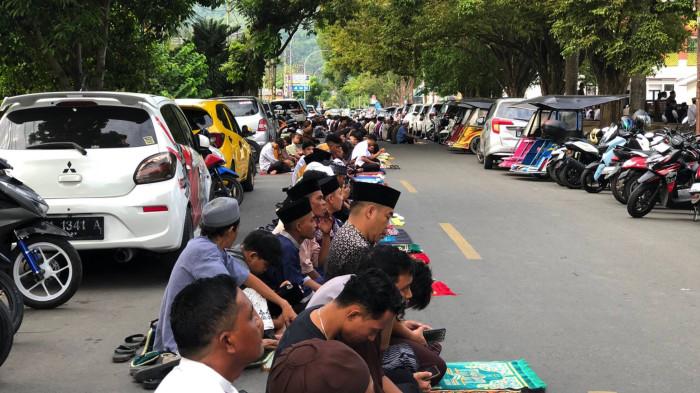 SALAT -- Jemaah salat idulftiri di Lapangan Taruna Remaja Kota Gorontalo