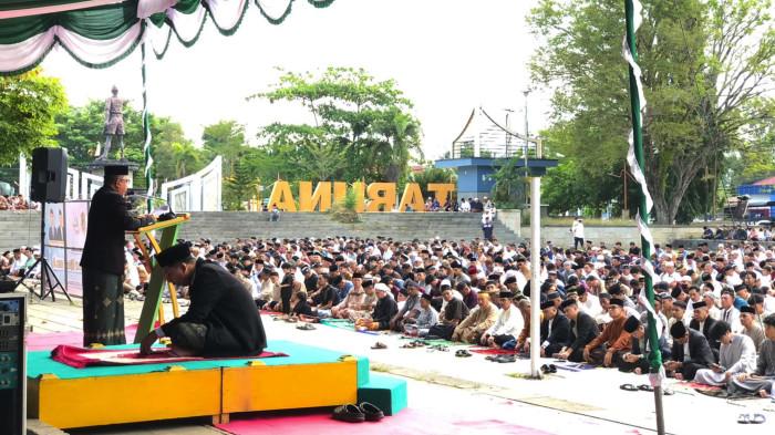 SALAT -- Potret salat Idulfitri 1447 H/2026M di Lapangan Taruna Remaja Kota Gorontalo. Tampak Sukamto Mooduto, Kabag Kesra Kota Gorontalo menjadi khatib, Sabtu (21/3/2026).