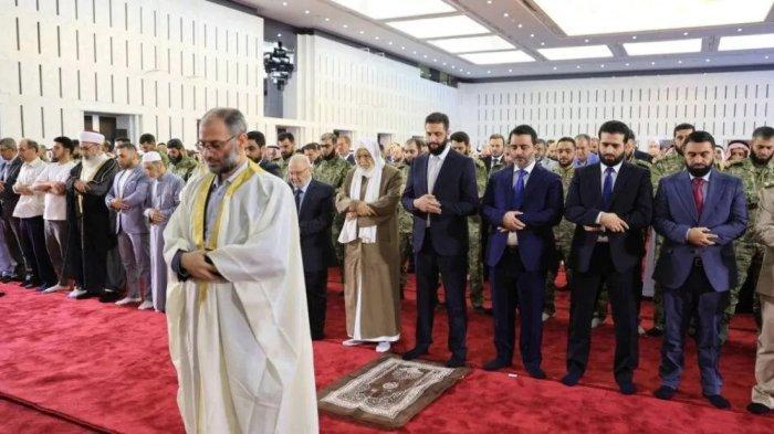 SALAT - Presiden sementara Suriah Ahmed al-Sharaa, pejabat dan warga melaksanakan salat Idul Adha di istana presiden di Damaskus pada hari Jumat.