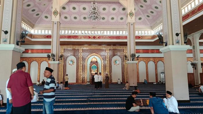 SALAT -- Suasana di dalam Masjid Agung Kota Gorontalo, Jumat 20 Maret 2026. T
