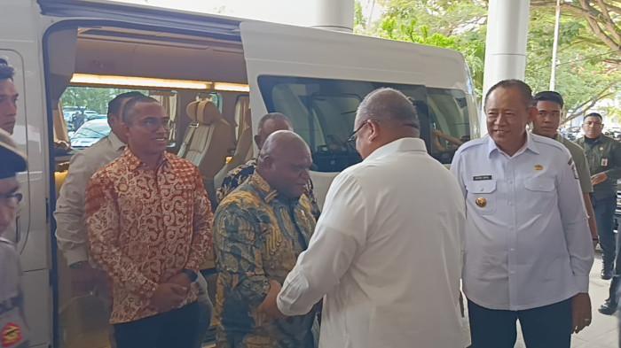 SAMBUTAN -- MenHAM Natallius Pigai saat disambut Gubernur Gorontalo