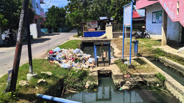 SAMPAH -- Tumpukan sampah terlihat menggunung di sekitar drainase