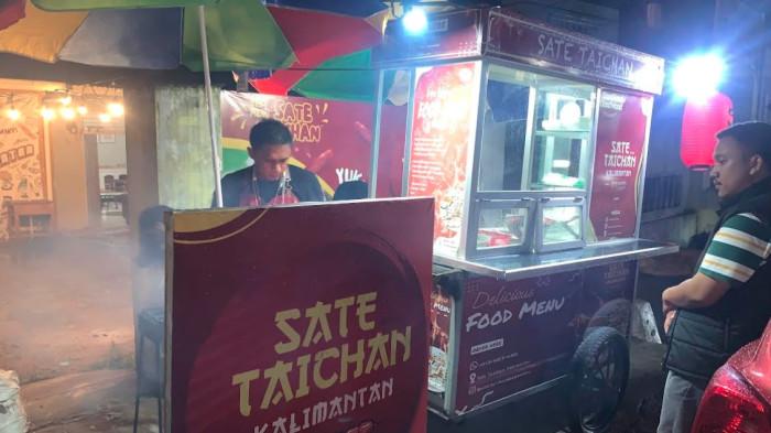 SATE -- Penjual melayani pembeli di warung Sate Taichan Kalimantan di Jalan Kalimantan,