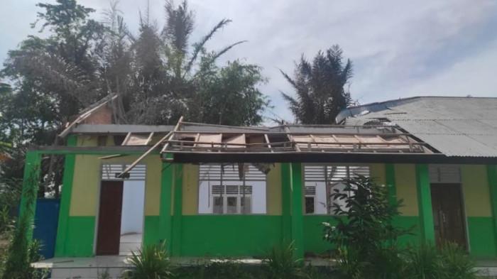 SEKOLAH RUSAK -- Tampak dari luar ruang kelas di SMP Negeri 1 Tilango,