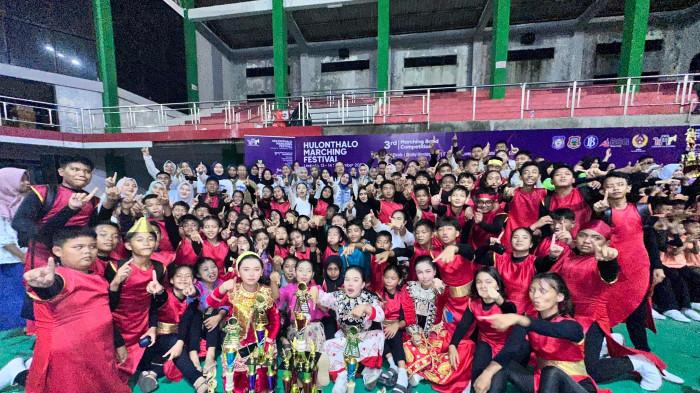 JUARA UMUM -- SMP Negeri 1 Molibagu foto bersama setelah meraih juara umum pada ajang Hulonthalo Marching Festival (HMF) 2025 yang berlangsung di GOR David-Tony, Limboto, Kabupaten Gorontalo. Bupati Gorontalo memberikan apresiasi tinggi.