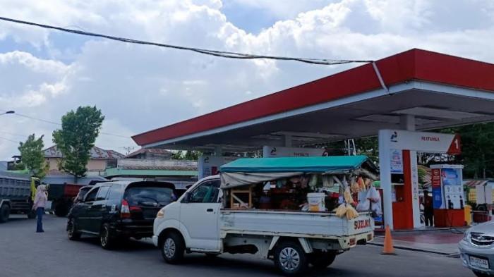 HARGA BBM -- Kondisi antrean di SPBU Andalas Kota Gorontalo, Senin (20/4/2026). SPBU Andalas mengungkap aturan pembatasan BBM (Sumber foto: TribunGorontalo.com/Jefri Potabuga)