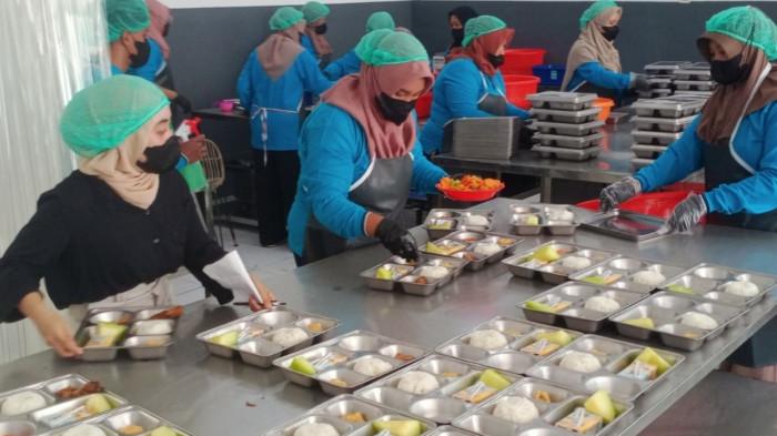 SPPG -- Pemerintah mewajibkan semua Satuan Pelayanan Pemenuhan Gizi (SPPG) atau dapur Makan Bergizi Gratis (MBG) memiliki Sertifikat Laik Higiene Sanitasi (SLHS).(KOMPAS.com/ Nugraha Perdana.